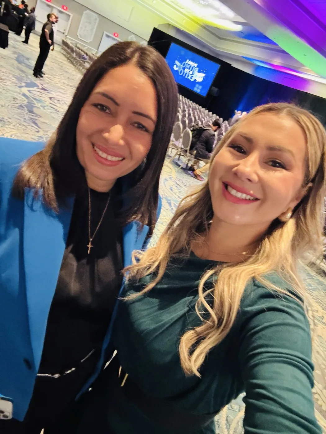 Jenny Caso con una agente en una convención del sector