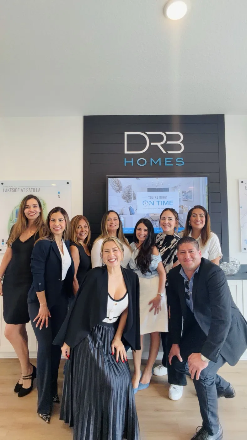 Equipo de agentes inmobiliarias en una oficina de DRB Homes