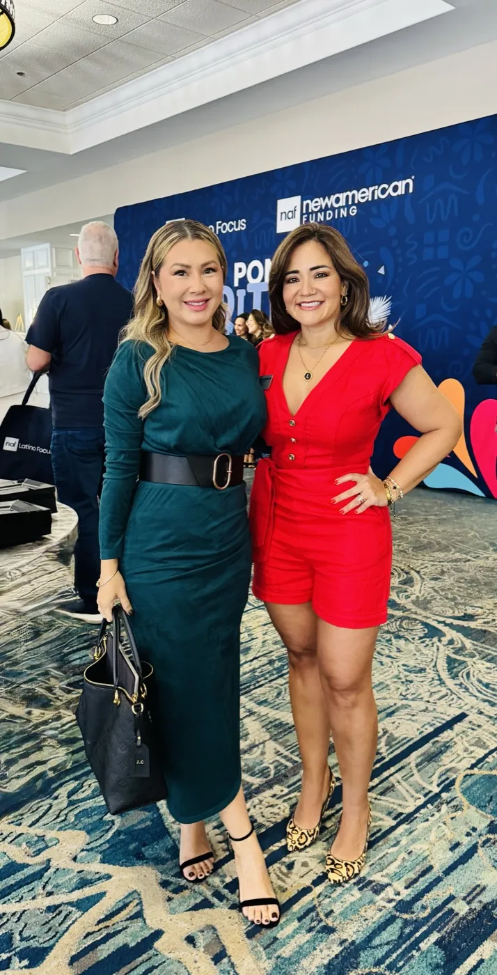 Jenny Caso con una agente en un evento del sector inmobiliario