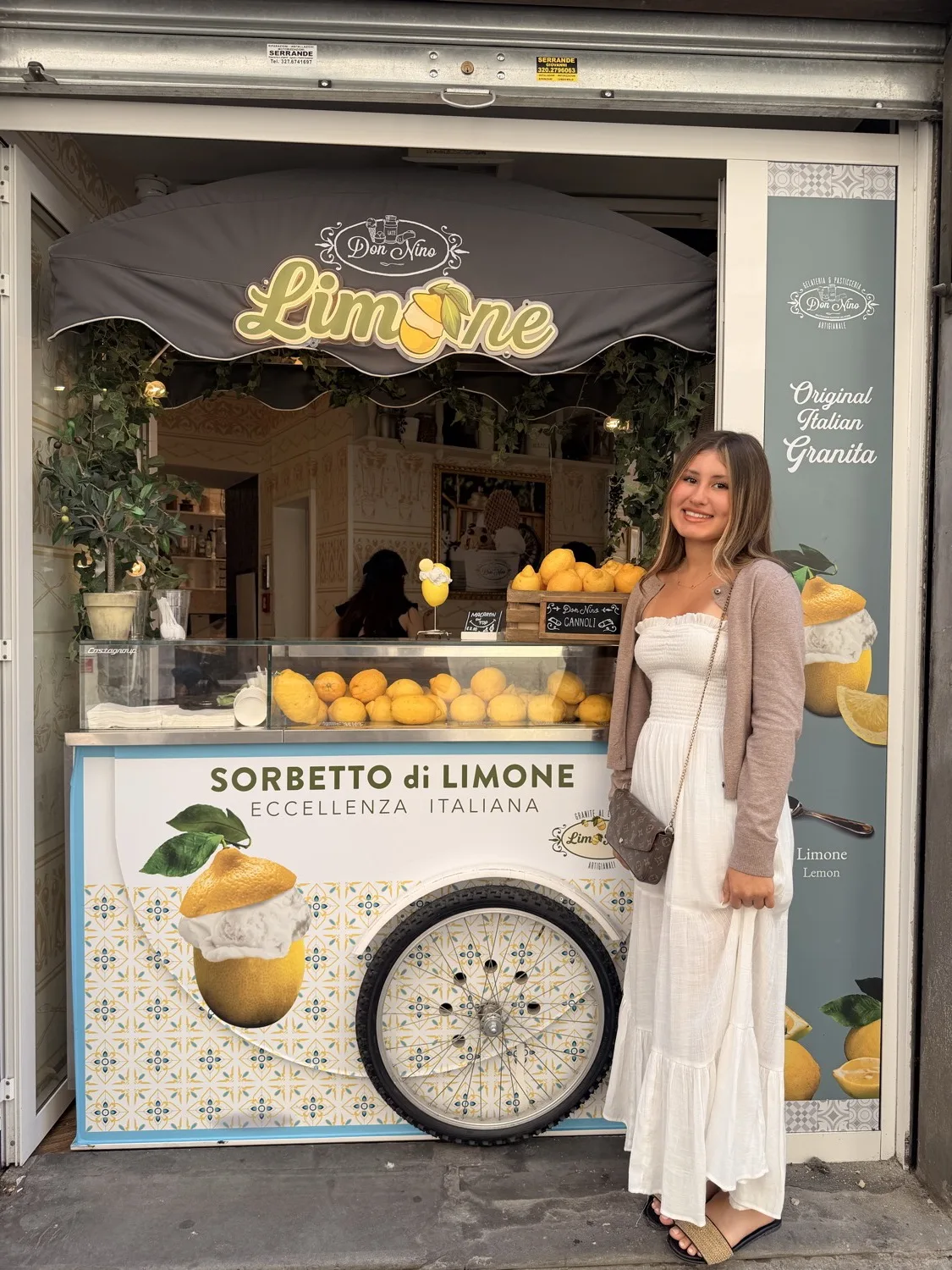 Paseo por una heladería italiana durante un viaje