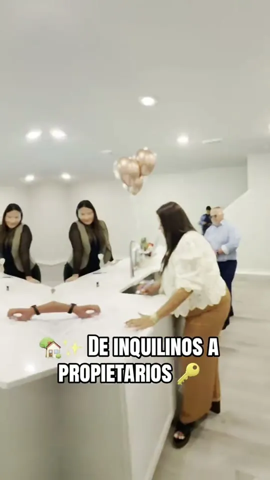 Celebración en la cocina de una casa recién entregada