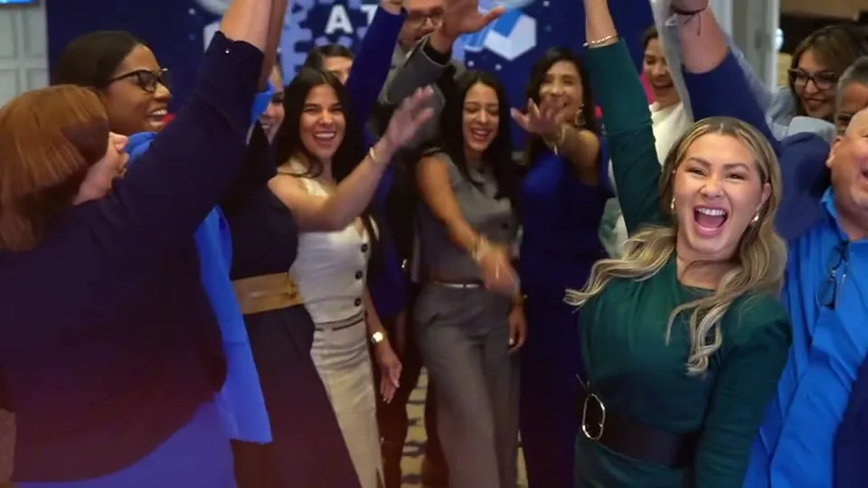 Grupo de agentes celebrando durante un evento del sector inmobiliario