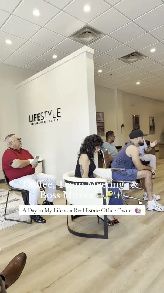 Interior de la oficina de Lifestyle International Realty con agentes trabajando